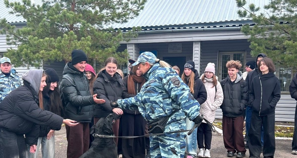 Школьникам в Омске показали, как Мамба нашла имитатор наркотика, а Боня — муляж взрывного устройства