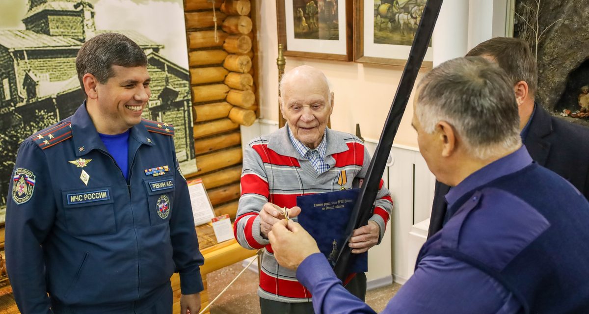 Ветеран пожарной охраны из Омска отметил 90-летие после 25 лет за рулём пожарной машины