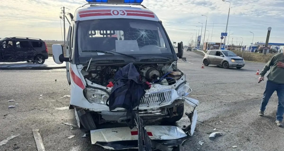 Скорая с пациентом столкнулась с «Ладой» на трассе Р-254, пострадали четыре человека