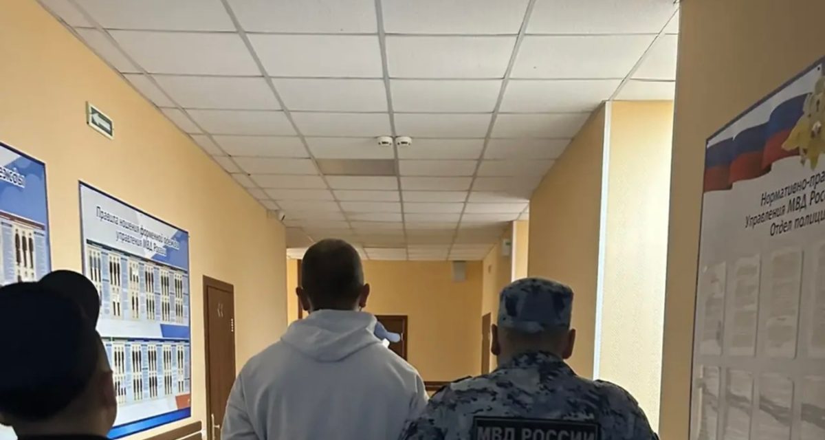 Полицейские по горячим следам задержали подозреваемого после ночного нападения на омича у беседки