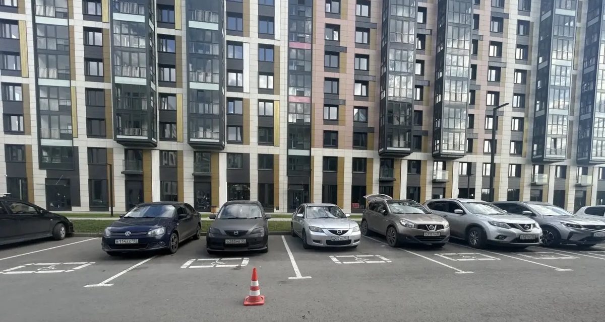 В Омске автомобиль наехал на мальчика, выбежавшего из-за припаркованных машин