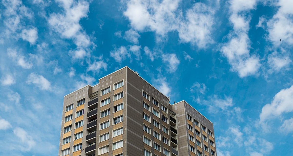 Омичей из аварийных домов переселят в 24 квартиры на улице В. Суровикина