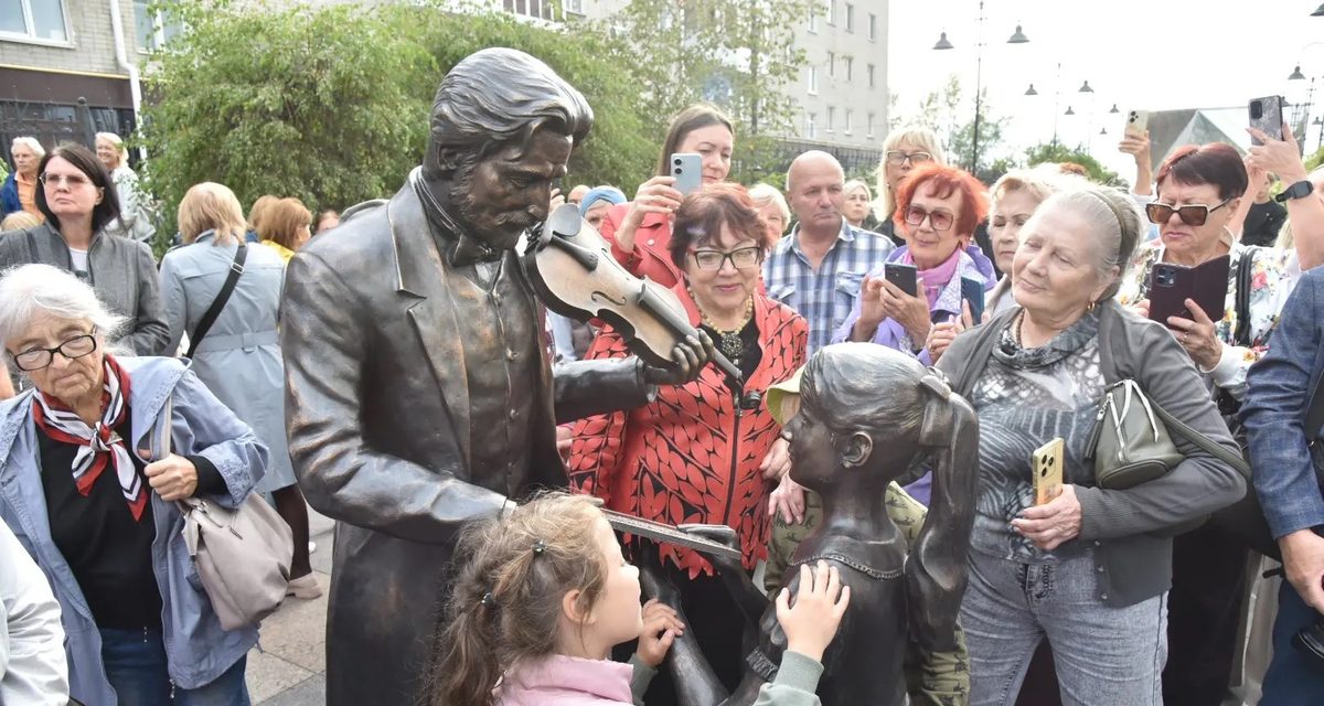 Омичам предложили выбрать имена учителю музыки и его бронзовой ученице — победит пара из голосования