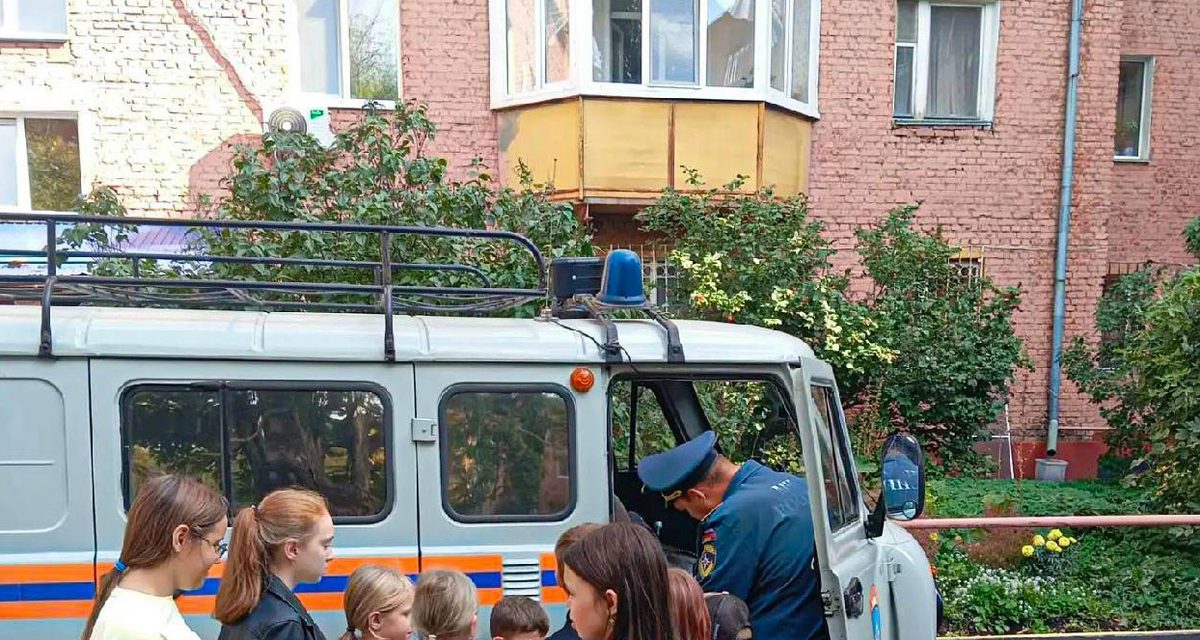Мальчик полез на дерево спасать кота и застрял на высоте третьего этажа