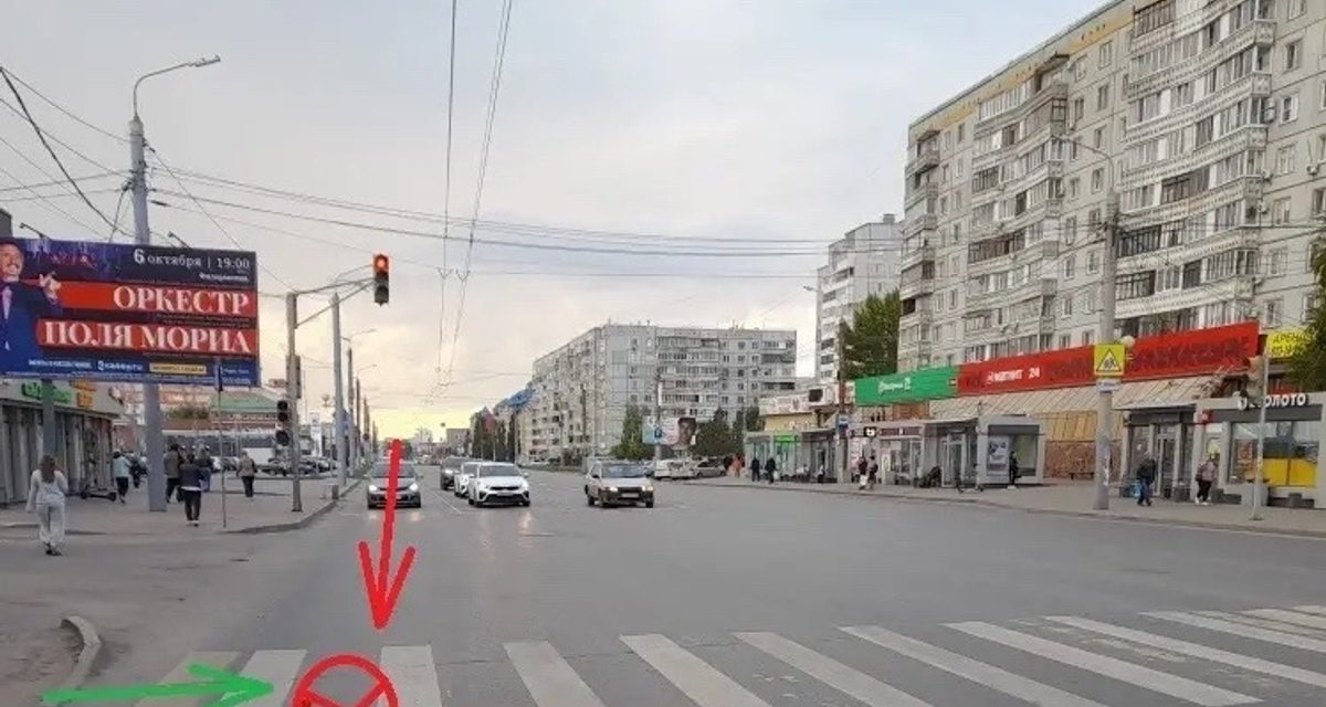В Омске водитель электроскутера сбил 17-летнего подростка на регулируемом переходе