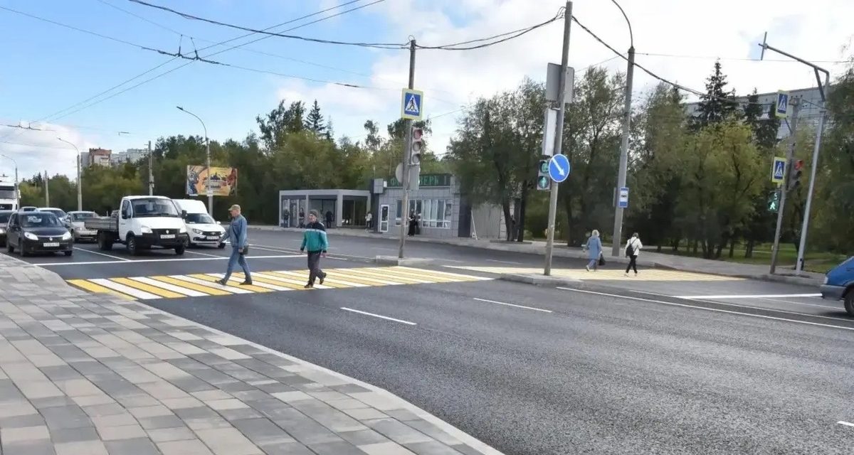 На улице Лукашевича в Омске устанавливают тёплые остановки и камеры к 1 октября
