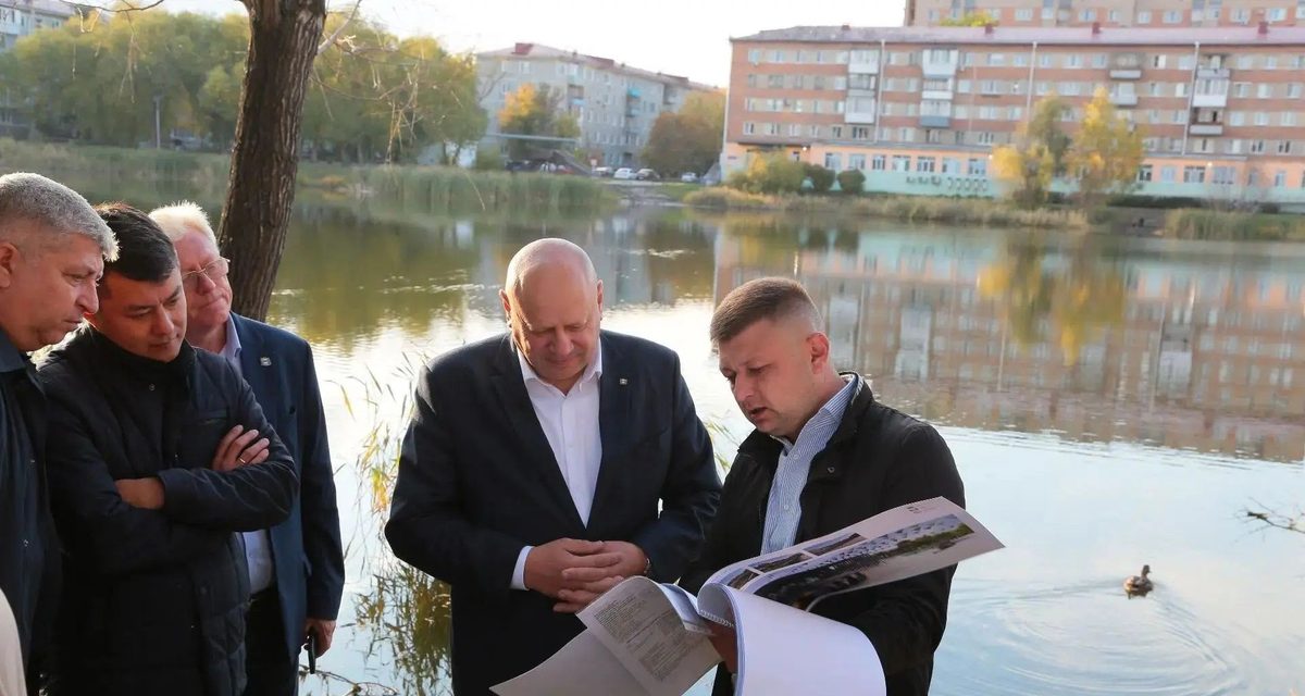 Меценат поставил вокруг омской школы искусств 300 метров забора за 4,5 млн рублей