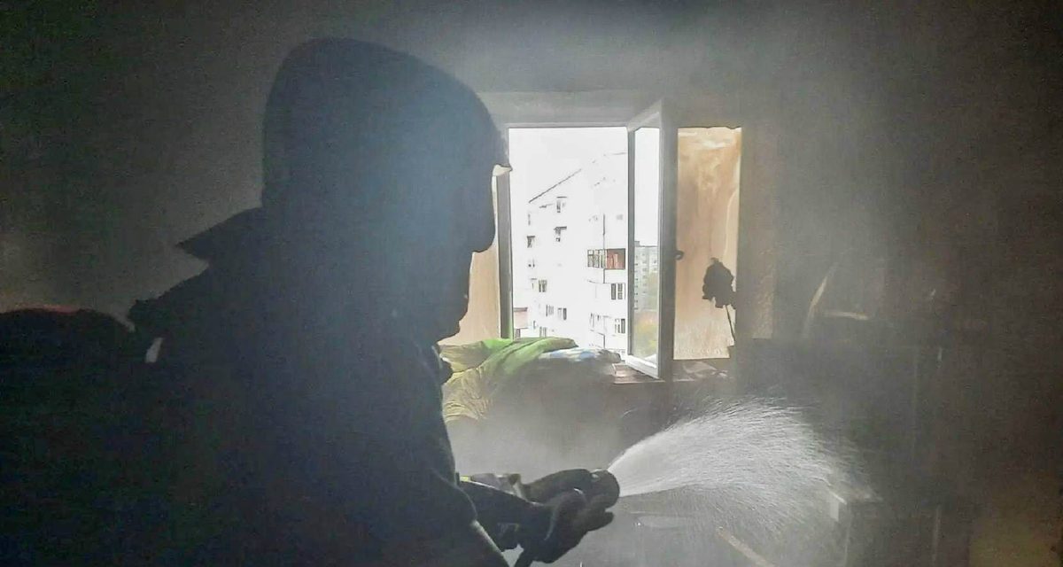 При пожаре в омской девятиэтажке 12 человек эвакуировались сами, двое погибли