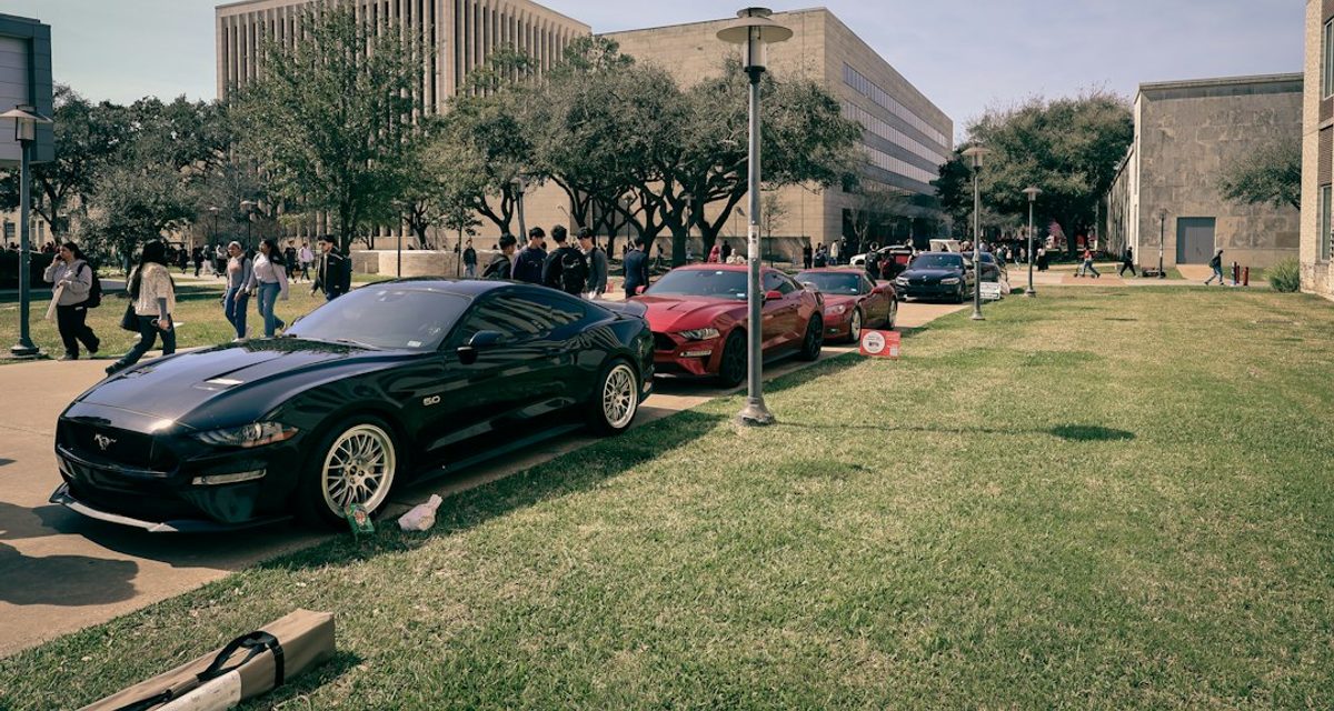 21-летний омич выехал на Ford Mustang на тротуар и накопил больше 30 штрафов за год