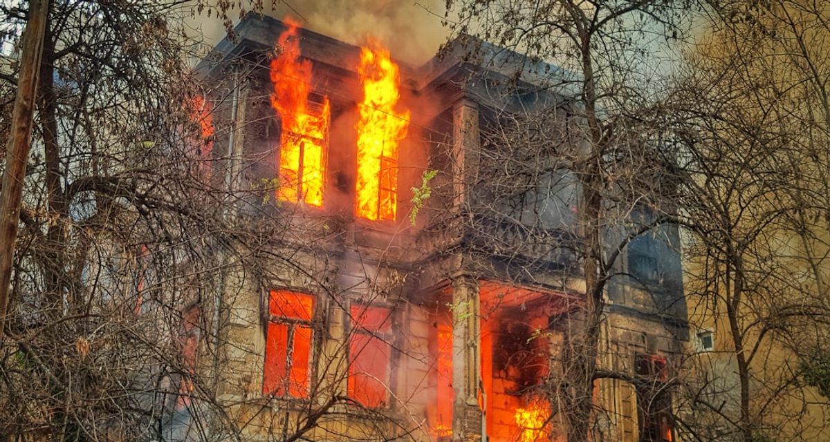 В Омске на 13-й Северной сгорело неэксплуатируемое строение